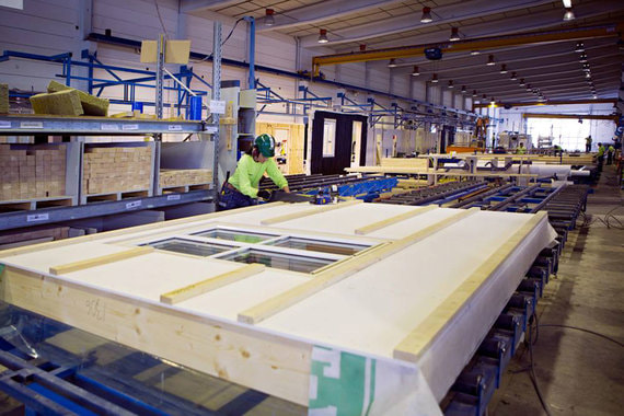 Одна из крупнейших строительных компаний мира Skanska и мебельный гигант Ikea с помощью инновационных подходов делают на заводе уже готовые комнаты (на фото); конкурентам трудно тягаться с ними