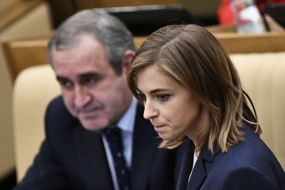 Неверов (на фото слева) рекомендовал Поклонской «самой определиться» со сдачей мандата
