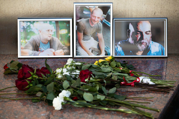 «Надеюсь, гибель трех российских журналистов в ЦАР заставит наших парламентариев устыдиться своей медлительности», – заявил в среду председатель СПЧ при президенте Михаил Федотов. На фото: цветы у Дома журналиста в память о троих убитых
