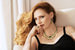 Колье, серьги и кольцо Midnight Sun из коллекции Piaget Sunlight Escape из желтого золота с колумбийскими изумрудами и бриллиантами на актрисе Джессике Честейн