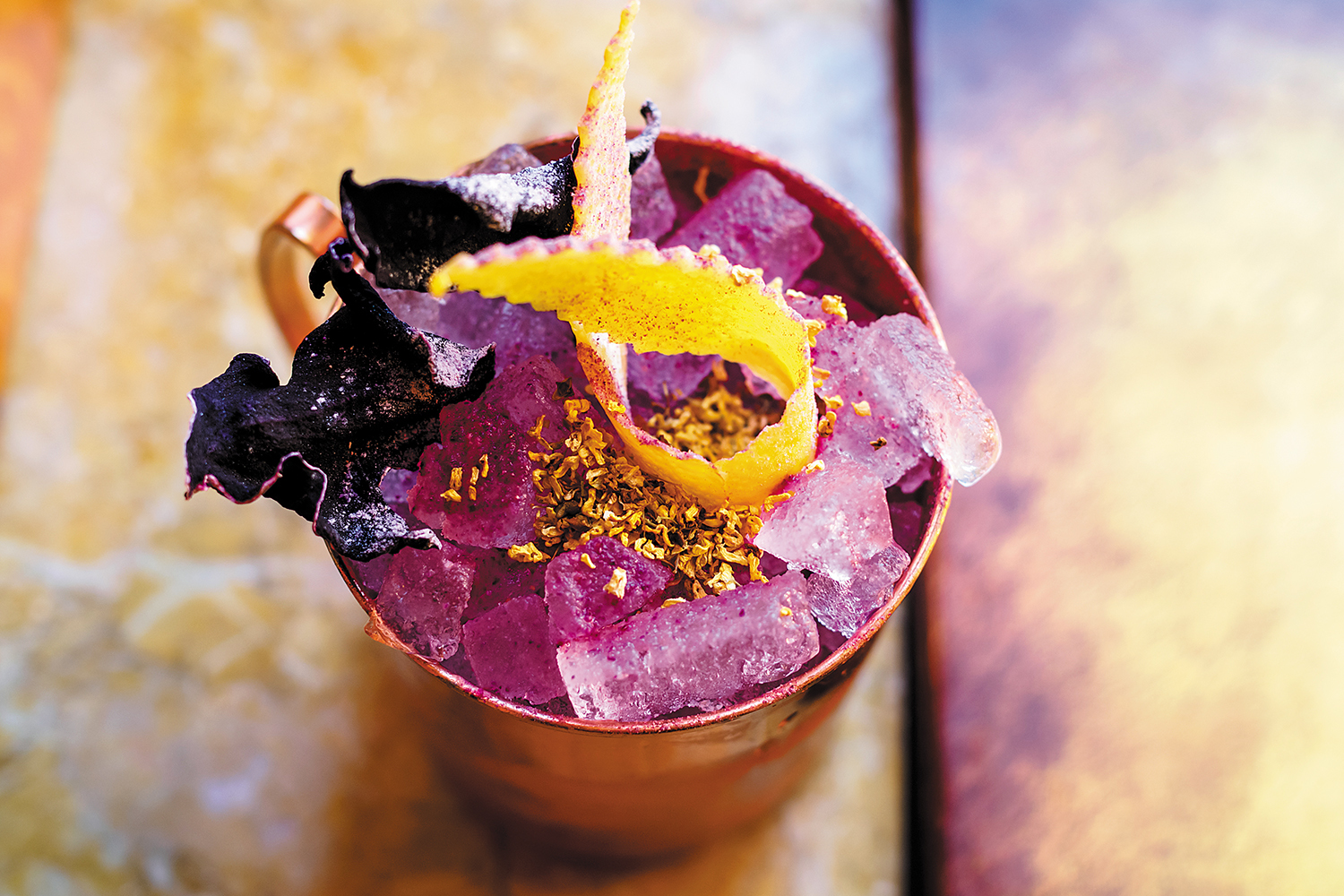 В баре Xander, который находится в Four Seasons Hotel Lion Palace St. Petersburg, подают коктейль The Lion’s Mule с соком фиолетовой капусты