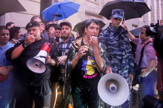 Одна из организаторов акции – журналист Анна Наринская у здания Верховного суда