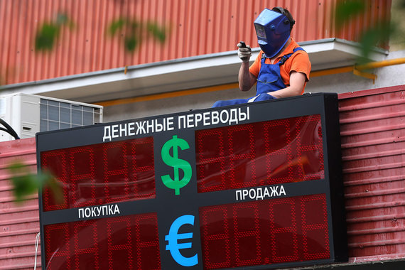 На рубль продолжает давить и отток нерезидентов из ОФЗ, напоминает начальник аналитического департамента БКС Сергей Суверов