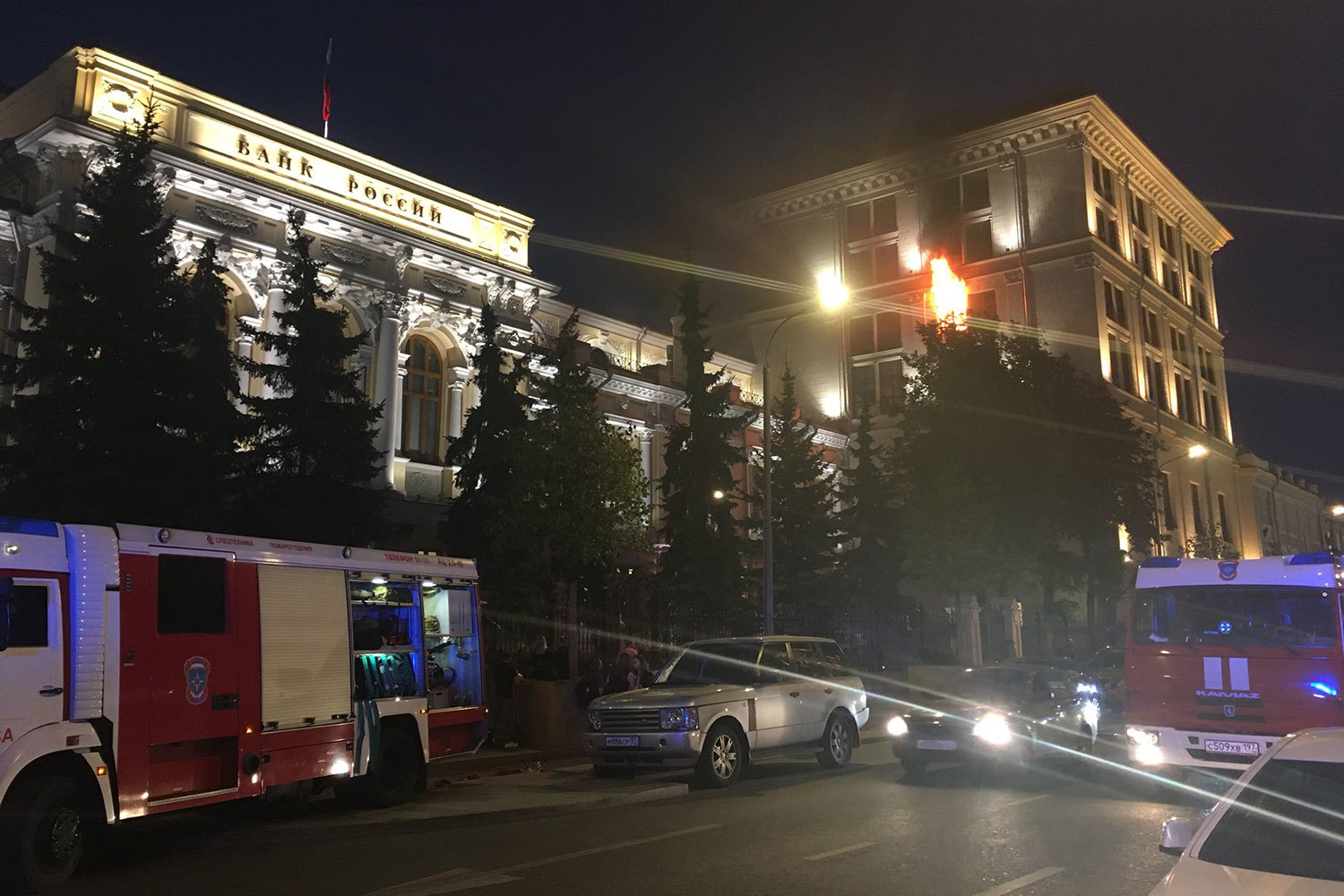 Горящие банки. Центральный банк России пожар. В Москве горит здание Единой России Москва. Горит Центробанк в Москве. Банк в пожаре.