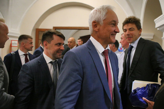 Помощник президента Андрей Белоусов (на переднем плане) ищет деньги на указ начальника