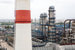 Далее в атмосферно-вакуумной установке нефть снова нагревают и отделяют фракции. Газ отделяется при температуре примерно 20 градусов по Цельсию, легкая бензиновая фракция (легкая нафта) – при 28-70 градусах, более тяжелая бензиновая фракция – при 70-150, керосиновая – при 150-250, а дизельная – при 250-360. Оставшееся сырье – это прямогонный мазут