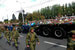 По военной традиции гроб с телом Захарченко водрузили на лафет пушки. Люди аплодировали и кричали «спасибо!», отдавали честь и плакали, пишет «РИА Новости»