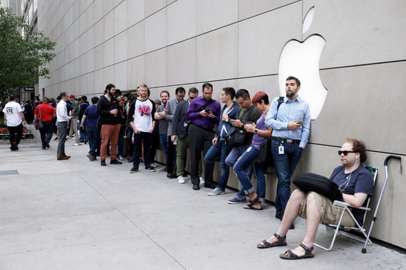 Старт продаж iPhone в прошлом году запомнился огромными очередями перед магазинами