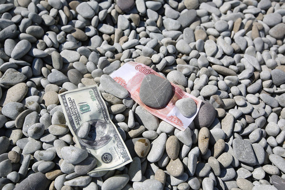 В августе валютные депозиты сократились на $1,5 млрд, а рублевые – на 100 млрд руб.