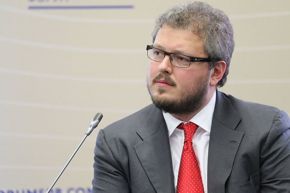 Бизнесмен сейчас находится за границей, он направил доверенность своим представителям, но она до них не успела дойти, сообщил судье знакомый Минца, который пришел на беседу