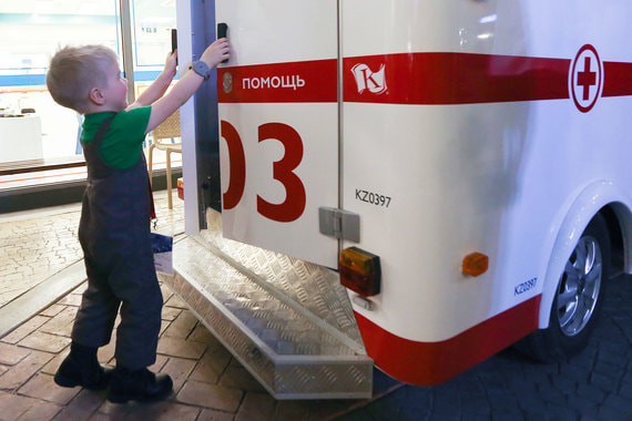 Перечень транспортных средств включает автобусы, в том числе школьные, грузовики, машины скорой помощи, прочую коммунальную и специальную технику