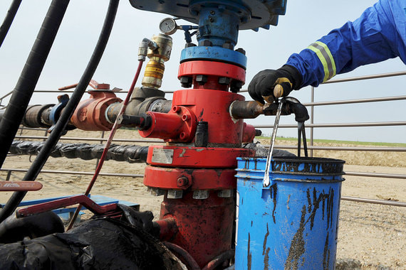 Ноябрьские фьючерсы на нефть марки Brent в понедельник к 18.38 мск подорожали на 3,2%