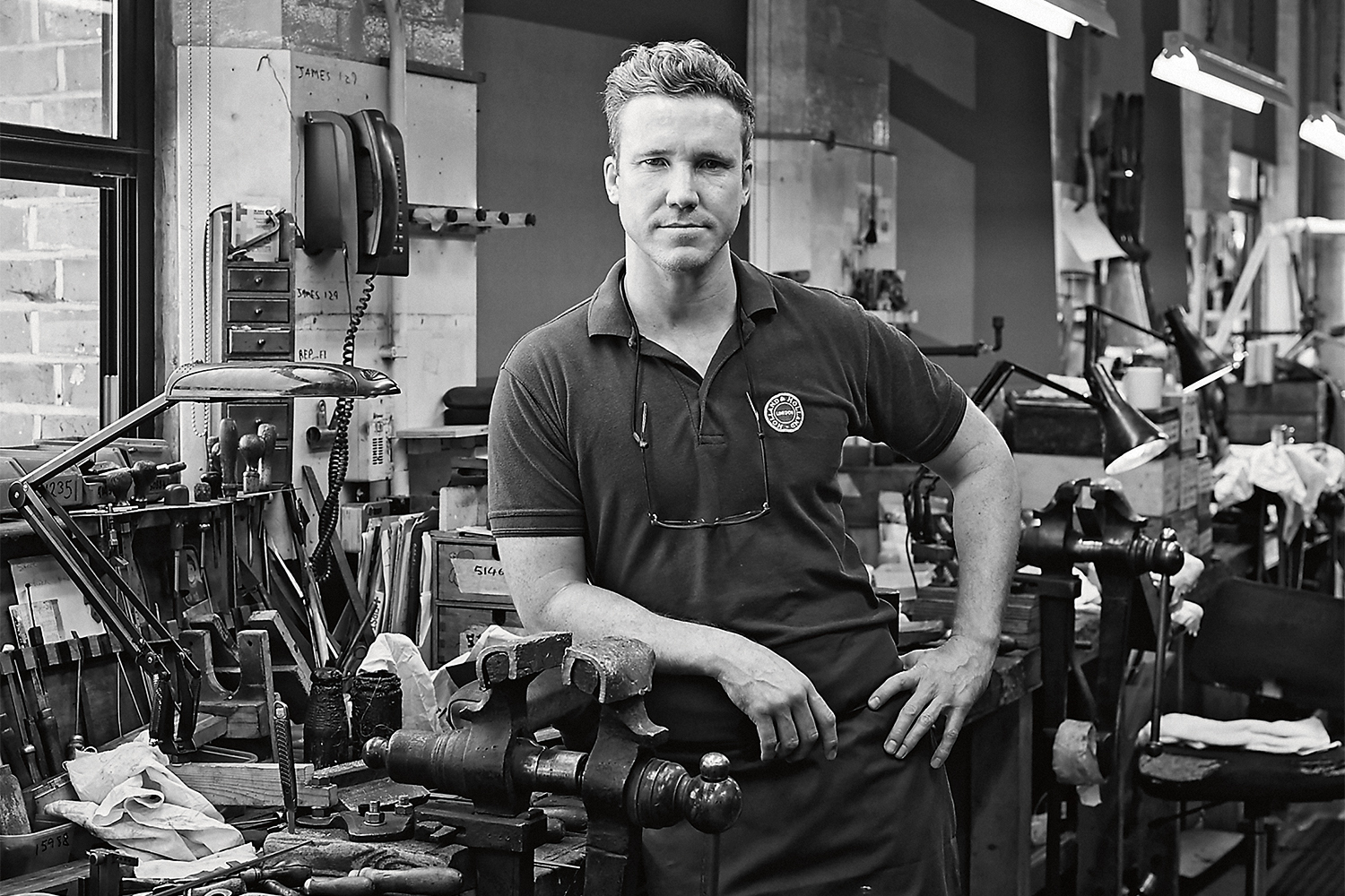 Тоби, мастер по отделке оружия на фабрике Holland & Holland в Лондоне