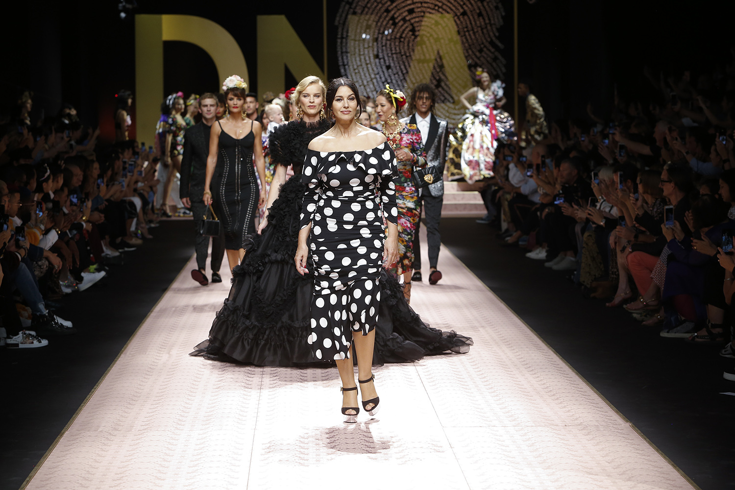 Показ коллекции Dolce & Gabbana весна-лето 2019 открыла актриса Моника Беллуччи, которая начала карьеру у итальянского дизайнерского дуэта еще 30 лет назад