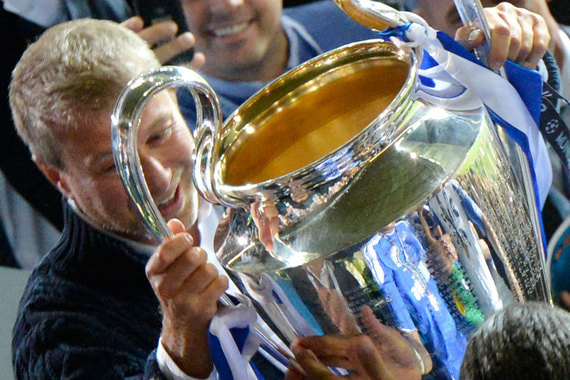 В 2012 г. «Челси» одержал победу в Лиге чемпионов. На фото: Роман Абрамович с кубком чемпионов