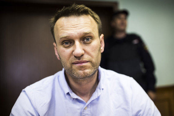 24 сентября оппозиционер Алексей Навальный вышел из спецприемника, где отбывал 30 суток административного ареста, но был сразу же задержан. Вечером Симоновский райсуд Москвы приговорил Навального еще к 20 суткам административного ареста. В 2011-2018 гг. его приговаривали к административным арестам 10 раз, всего он провел в спецприемнике 192 дня