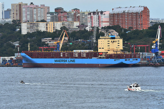 Контейнеровоз Venta Maersk во Владивостоке перед отплытием в Арктику