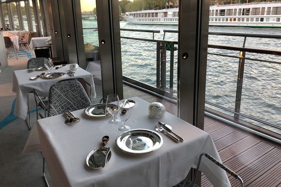 Двухпалубный Ducasse sur Seine оснащен только электродвигателями