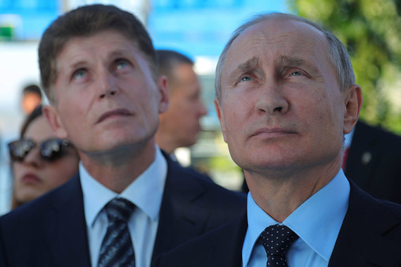 Владимир Путин увидел для Олега Кожемяко (слева) новые кадровые перспективы в Приморье