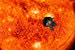 На фото: космический аппарат Parker Solar Probe приближается к солнцу