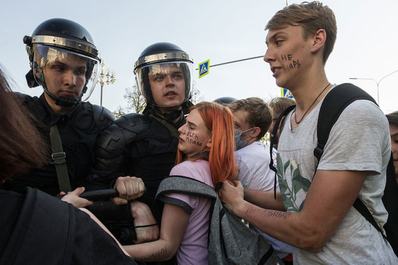 Российские власти не видят нарушений в массовых задержаниях на митингах