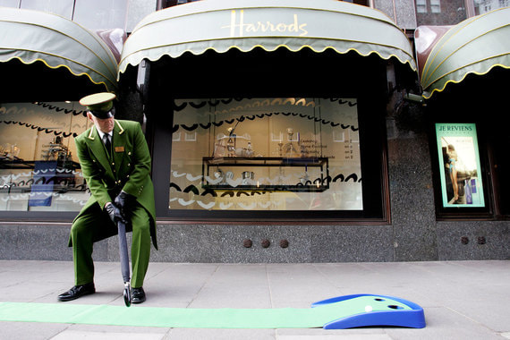 Замира Хаджиева как-то за день купила в Harrods (на фото) украшений почти на $200 000; а власти хотят знать, откуда у нее деньги на дом в Лондоне и землю под гольф-клубом
