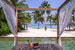 Виллы One & Only Reethi Rah построены на пляже и над водой. Инфраструктура курорта включает спа-центр, теннисные корты, детский клуб, рестораны
