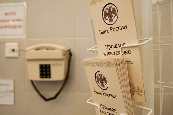 ЦБ намерен получить от банков всю информацию о кибератаках, включая данные об устройствах, с помощью которых похищали деньги. Но так он нарушит тайну связи, заявили сотовые операторы «большой тройки»