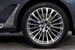 Версия с бензиновым V8 мощностью 462 л. с. (xDrive50i) в Россию и ЕС поставляться не будет, сообщила компания. В США стоимость xDrive50i будет $93 595, xDrive40i - $74 895, сообщает Automotive News