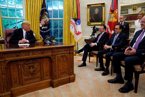 Мексиканская делегация в августе в Белом доме, когда Дональд Трамп объявил о достижении двустороннего соглашения; через месяц к нему присоединилась Канада