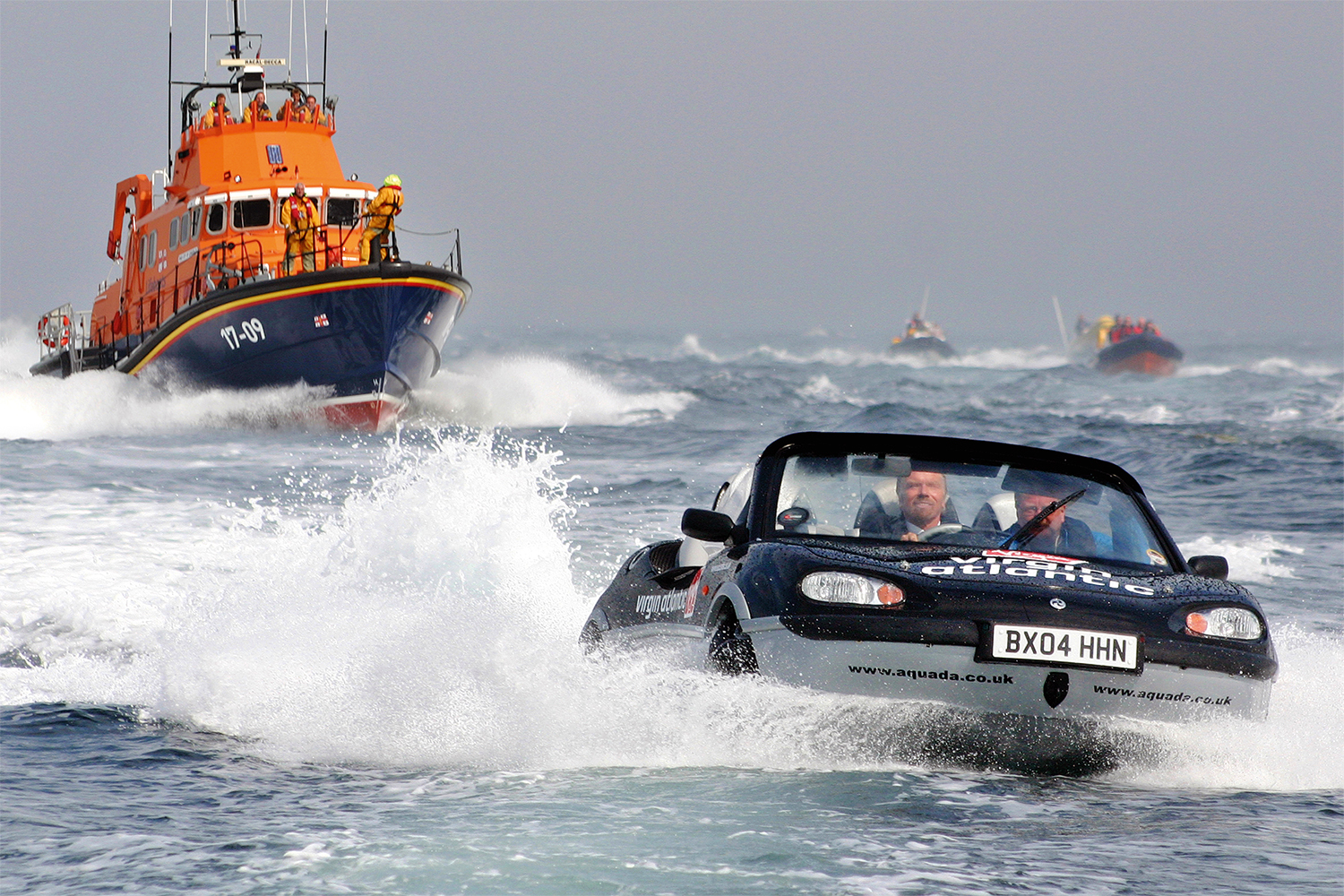 Сэр Ричард Брэнсон и основатель компании Gibbs Алан Гиббс тестируют автомобиль-амфибию Aquada