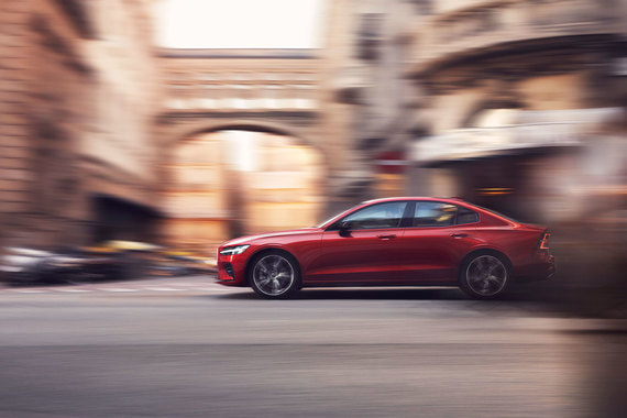 Красный спортивный костюм от R-design очень к лицу новой Volvo S60