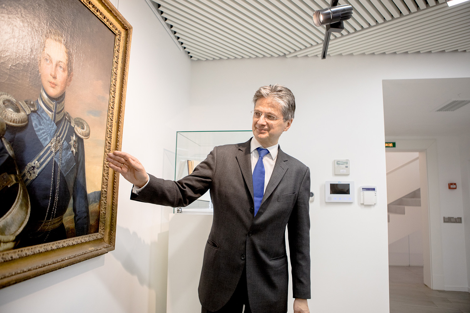 Алексей Тизенгаузен, международный директор департамента русского искусства Sotheby`s у картины Франца Крюгера «Портрет цесаревича Александра Николаевича в форме Лейб-гвардии Атаманского Его Императорского Высочества Наследника Цесаревича полка» из собрания княгини Ольги Палей, эстимейт £40 000 – 50 000