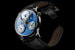 Legacy Machine Split Escapement, MB&F с тремя мини-циферблатами: с указанием часов и минут (на отметке «12 часов»), даты («семь часов») и индикатором запаса хода («пять часов»). Лимитированная серия из 18 экземпляров, 79 000 франков