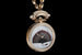 Amadéo Fleurier 39 Fan, Bovet 1822 объединяют три изделия в одном: наручные часы, настольные часы и ожерелье-подвеска. Красное золото, 88 960 франков