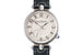 Заводная головка на Tefnut Twist Classic, Moritz Grossmann расположена на ремешке напротив отметки «шесть часов». Белое золото, 36 400 франков