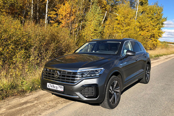 Новый Touareg выглядит логичным завершением сегодняшней фольксвагеновской линейки – от Polo до Tiguan черты лица у всех похожи и очевидно, что перед нами старший брат