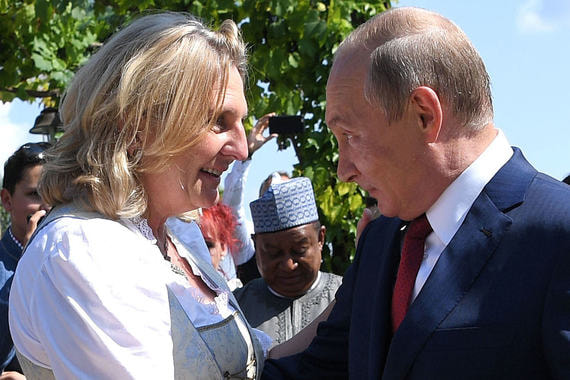 Президент России Владимир Путин в августе посетил свадьбу министра иностранных дел Австрии Карин Кнайсль
