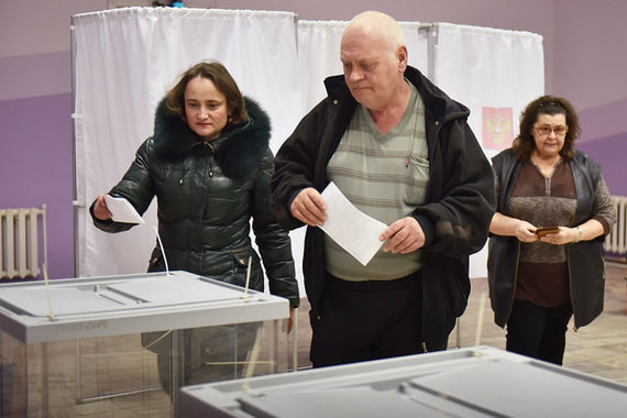 Голосование на одном из избирательных участков в Абакане во время второго тура выборов главы Хакасии