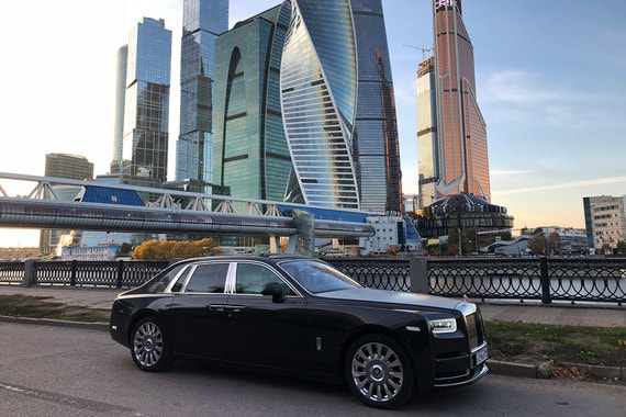 Передвижение на Rolls-Royce Phantom сопровождается удивительной плавностью хода – даже резкие перестроения, даже выбоины, которые в Москве редки, но внушительны, не слишком беспокоят пассажиров