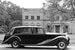 Phantom IV был построен всего в 18 экземплярах – с 1950 по 1956 г., но начало его производству положил заказ принца Филипа, супруга принцессы Елизаветы. До 1950 г. поставщиком британского королевского двора был Daimler, поэтому когда принц Филип обратился в Rolls-Royce с просьбой сделать для него и его юной супруги, компания решила расстараться. Идеи выпускать Phantom в принципе не было – послевоенный автомобильный рынок, по мнению компании, не принял бы такой дорогой машины, но ради королевской семьи это решение пересмотрели. Кузов и интерьер машины делало ателье Mulliner, одно из тех, что с самого начала обслуживало покупателей Phantom. Гамма для королевского автомобиля была выбрана темно-зеленая, с красной полосой