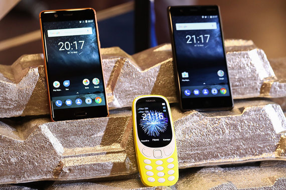 Обновленная версия классической модели мобильного телефона Nokia 3310 (на первом плане) и смартфоны Nokia 3 и Nokia 6 (на втором плане)