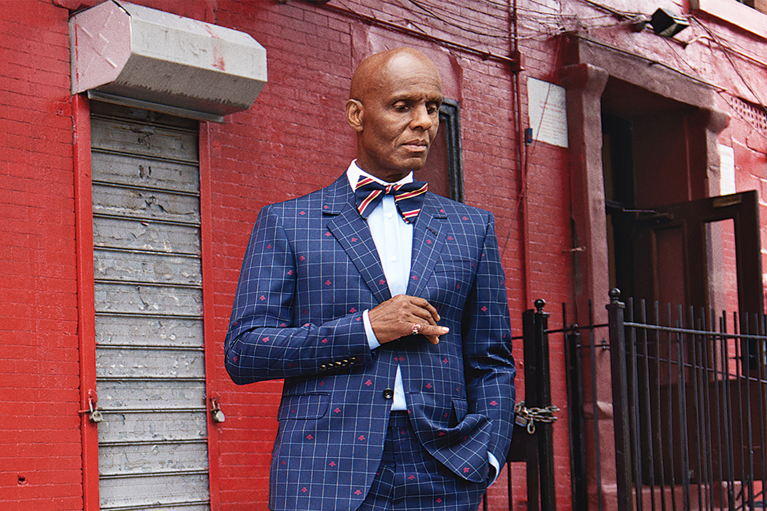 Портной Дэниэл «Аккуратный Дэн» Дей позирует в одежде Gucci Men’s Tailoring на улицах родного Гарлема, неподалеку от своего знаменитого ателье-магазина, который при поддержке Gucci вскоре откроется вновь