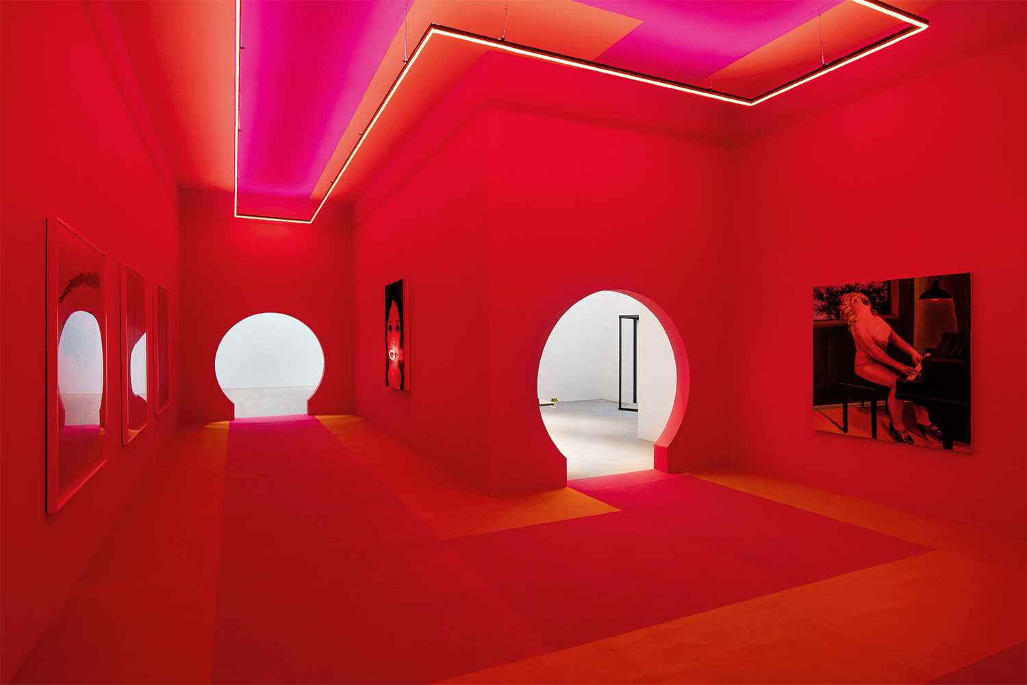 Один из залов выставки оформлен в стилистике поп-арт