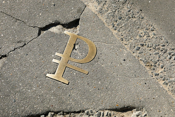 Оборот розничного рынка растет медленно, но активизировались рынки дорогих товаров, граждане отдают накопления