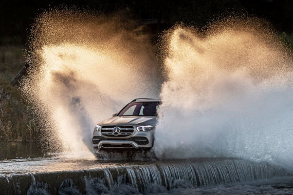 За счет раздавшихся в стороны боковин новый Mercedes-Benz GLE приобрел образ этакого нахального утюжка, готового выгладить и отпарить любую складку земной тверди