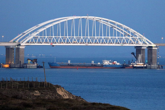 Россия отказалась пропустить украинские катера и закрыла проход под Крымским мостом