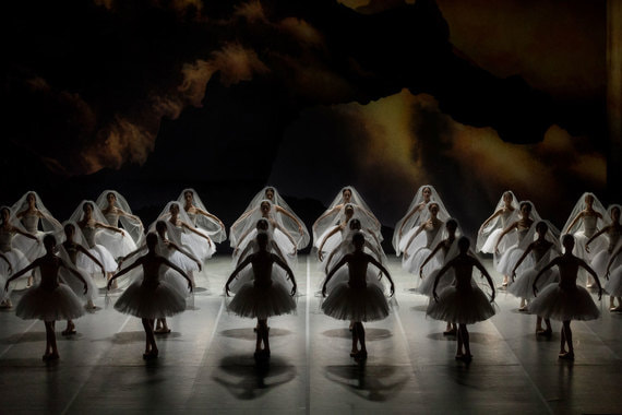 На сцене Staatsballett только 32 тени, у Петипа в 1900 г. их было 48, а в 1877-м и вовсе 64