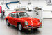 Модель 911 была представлена Porsche в сентябре 1963 г. как преемник первой серийной модели марки – Porsche 356 (выпускалась до 1965 г.). Новинка тогда назвалась Porsche 901, по внутреннему заводскому индексу. Но название возмутило Peugeot, обладавшую во Франции правами на трехзначные индексы машин с нулем посредине. В Цуффенхаузене не стали придумывать экспортное название, а просто переименовали модель. На фото: 911 (901 с номером кузова 57) в музее Porsche