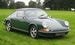 В 1966 г. появилась более мощная версия 911 S (160 л. с.), а годом позже, на замену 912-й – 110-сильная 911 T. В 1969 г. заднюю ось машины сдвинули назад на 57 мм, увеличив колесную базу (до 2268 мм) без изменения длины автомобиля, что было необходимо улучшения стабильности заднеприводного заднемоторного купе на больших скоростях на фоне роста мощности моторов. На фото: Porsche 911 E, средняя по мощности мотора в линейке первого поколения